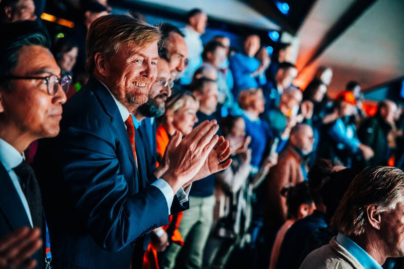 Koning bezoekt WK shorttrack