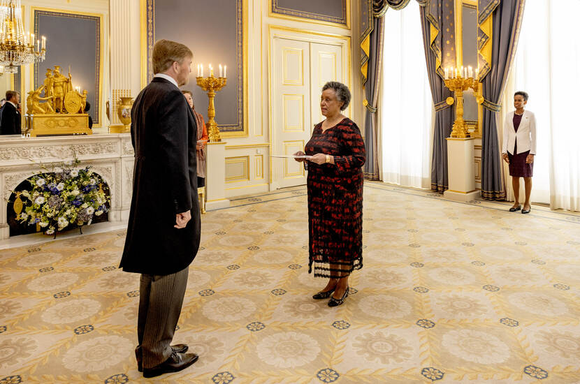Koning ontvangt geloofsbrieven van de ambassadeur van Barbados