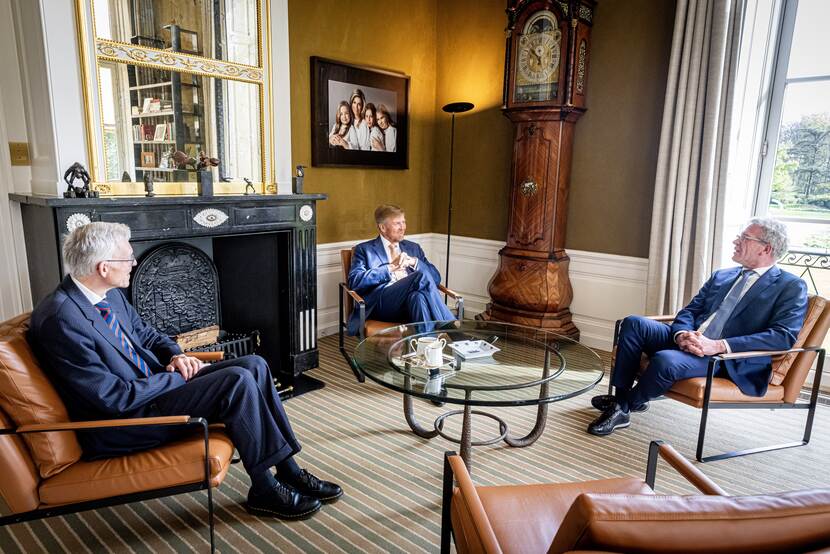 De Koning ontvangt informateurs prof. dr. E. Dijkgraaf en drs. R. van Zwol in zijn werkkamer op Paleis Huis ten Bosch.