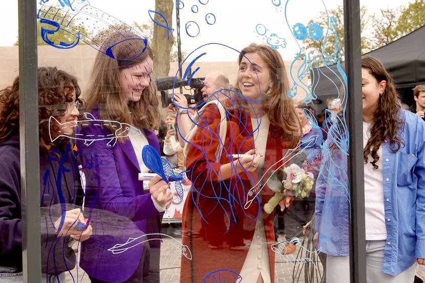 Prinses Alexia doedelt op glazen wand Koningsdag 2024