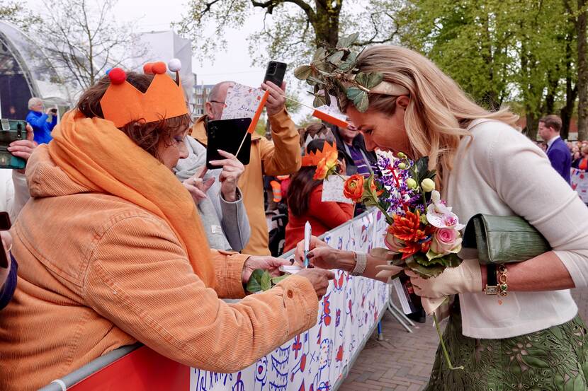 Koningin Máxima geeft handtekening Koningsdag 2024