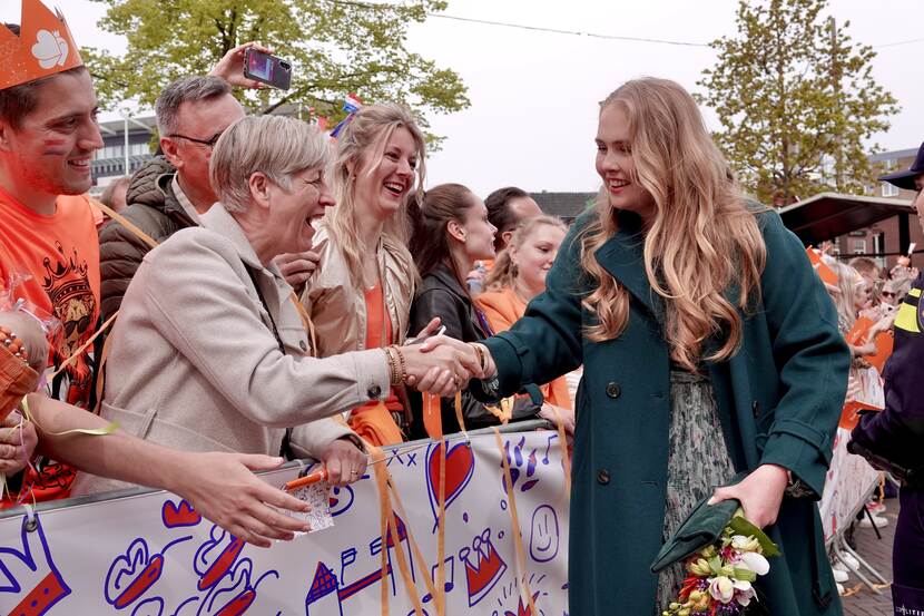 Prinses van Oranje begroet publiek Koningsdag 2024