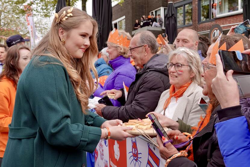 Prinses van Oranje deelt tompoucen uit Koningsdag 2024