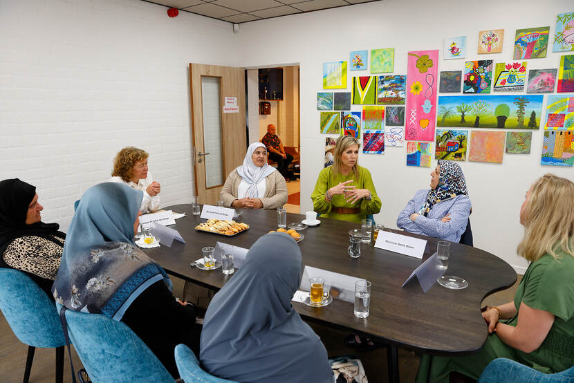 Koningin Máxima bezoekt projecten rond ouderenwelzijn in Almere
