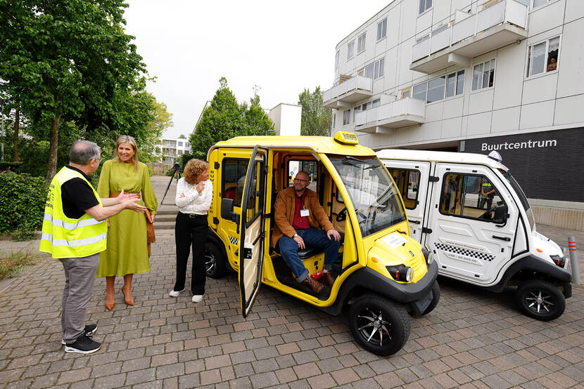 Koningin Máxima bezoekt projecten rond ouderenwelzijn in Almere