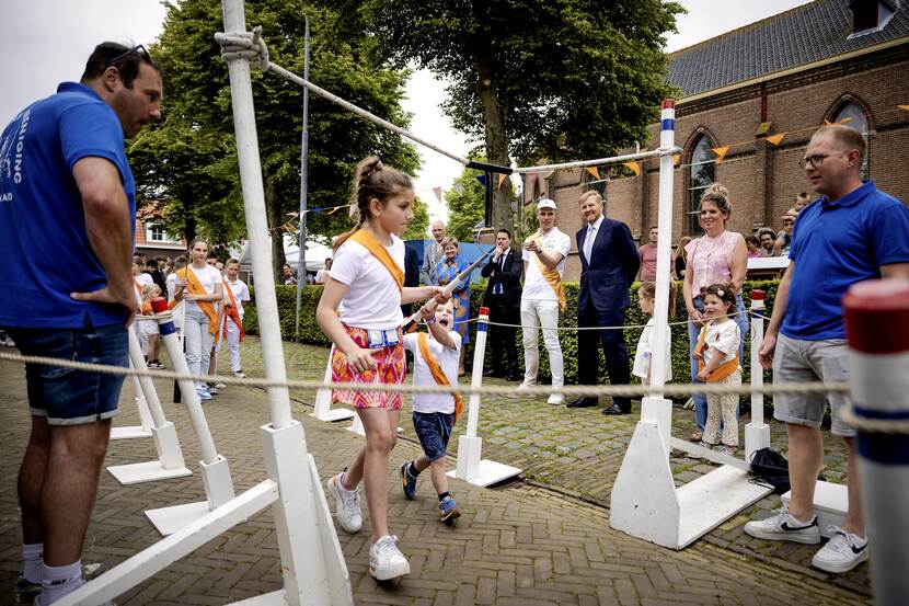 Koning bezoekt wedstrijd ringrijdersvereniging Nieuwland