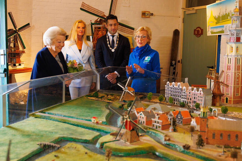 Prinses Beatrix heropent de Molen van Sloten