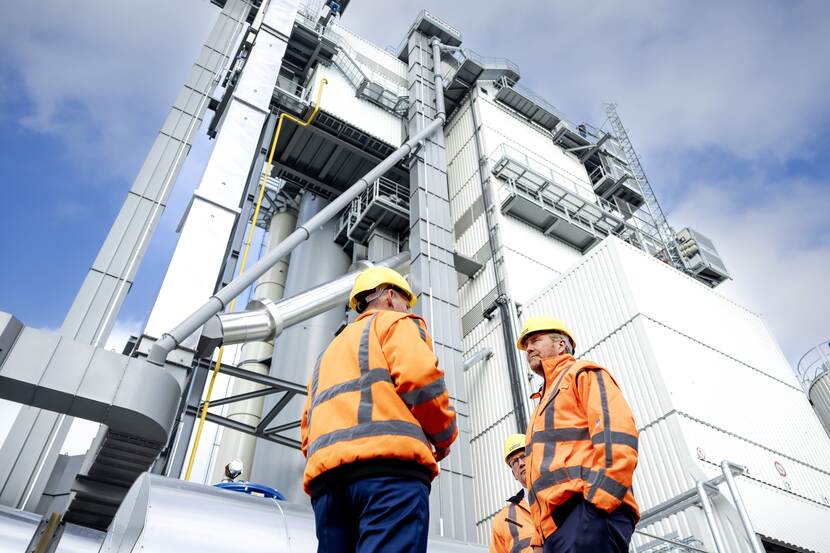 Koning opent duurzame asfaltcentrale Van Gelder Groep