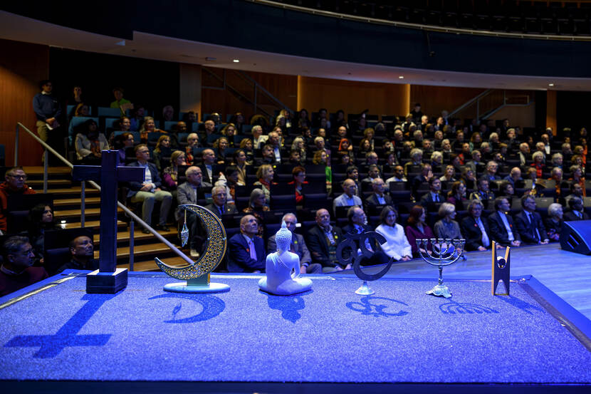 Prinses Beatrix bij symposium In Vrijheid Verbonden