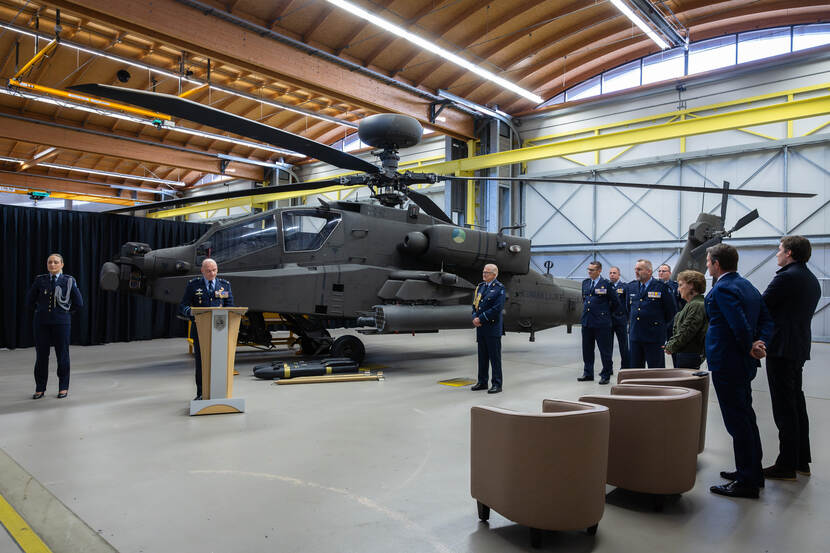 Prof. mr. Pieter van Vollenhoven brengt een werkbezoek aan vliegbasis Gilze-Rijen