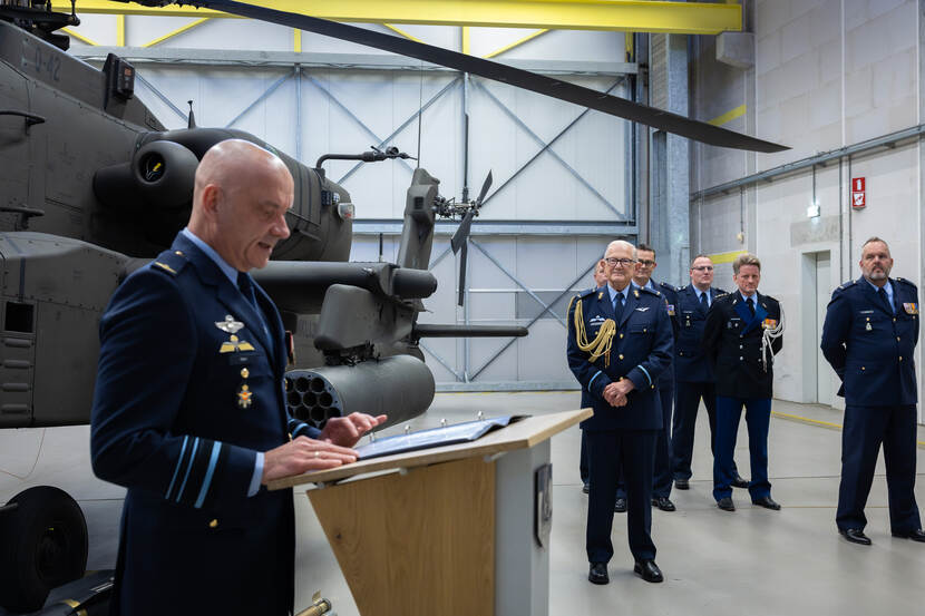 Prof. mr. Pieter van Vollenhoven brengt een werkbezoek aan vliegbasis Gilze-Rijen