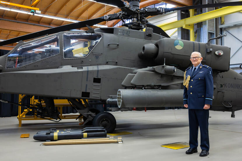 Prof. mr. Pieter van Vollenhoven brengt een werkbezoek aan vliegbasis Gilze-Rijen