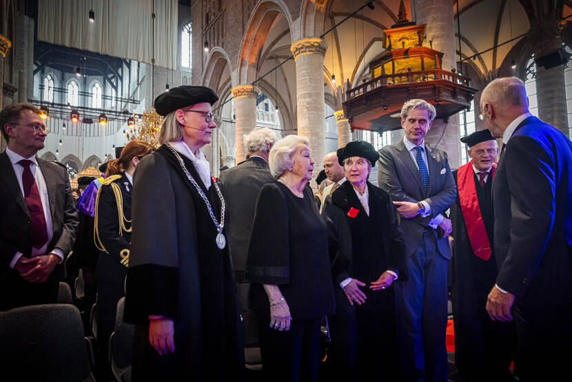 Prinses Beatrix is aanwezig bij de dies natalisviering ter gelegenheid van het 450-jarig bestaan van de Universiteit Leiden