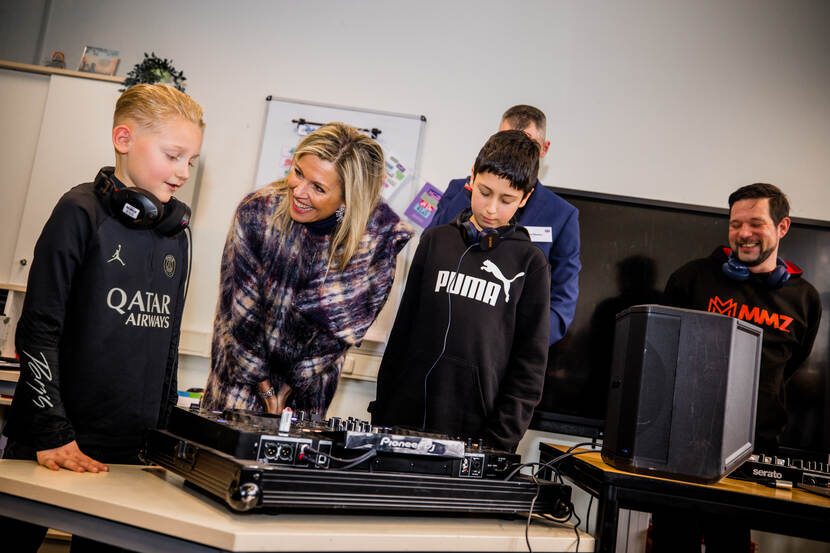 Koningin Máxima bezoekt basisscholen in Emmen voor ‘Méér Kunst en Cultuur in School en Omgeving’