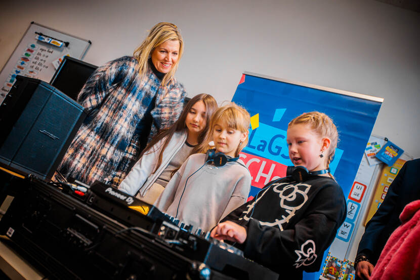 Koningin Máxima bezoekt basisscholen in Emmen voor ‘Méér Kunst en Cultuur in School en Omgeving’