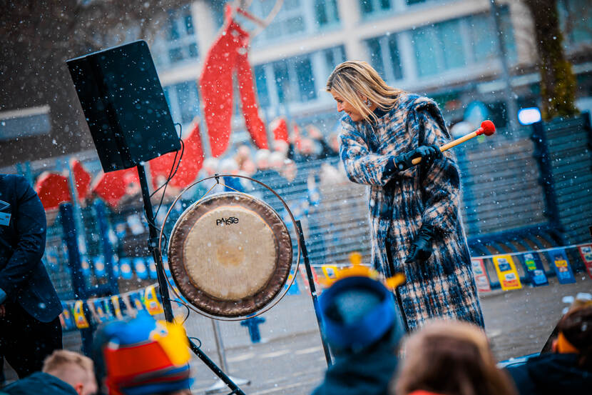 Koningin Máxima bezoekt basisscholen in Emmen voor ‘Méér Kunst en Cultuur in School en Omgeving’