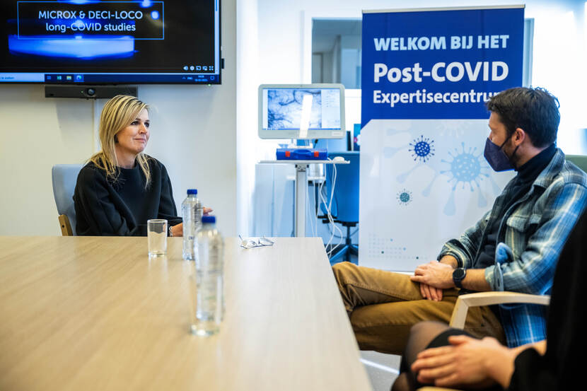 Koningin Máxima brengt een werkbezoek aan het post-COVID Expertisecentrum van het Erasmus MC