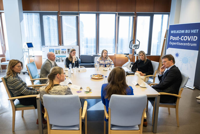 Koningin Máxima brengt een werkbezoek aan het post-COVID Expertisecentrum van het Erasmus MC