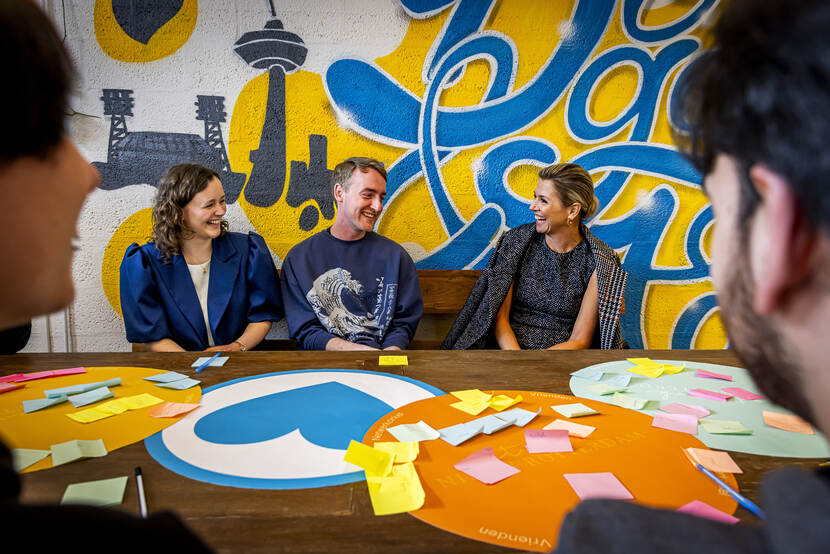 Koningin Máxima bezoekt het clubhuis van jongerenorganisatie Netwerk Nieuw Rotterdam