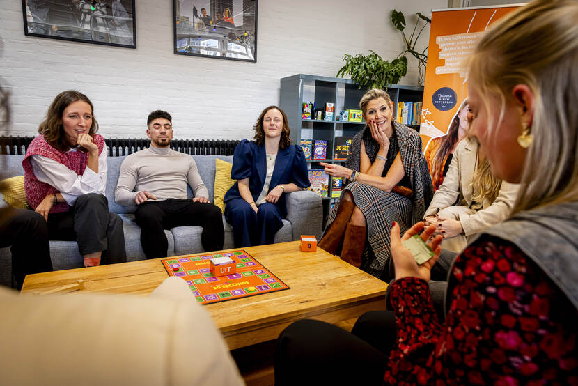 Koningin Máxima bezoekt het clubhuis van jongerenorganisatie Netwerk Nieuw Rotterdam