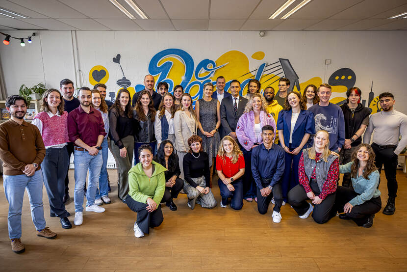 Koningin Máxima bezoekt het clubhuis van jongerenorganisatie Netwerk Nieuw Rotterdam