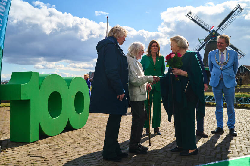 Prinses Beatrix bij viering 100 jaar vereniging De Zaansche Molen