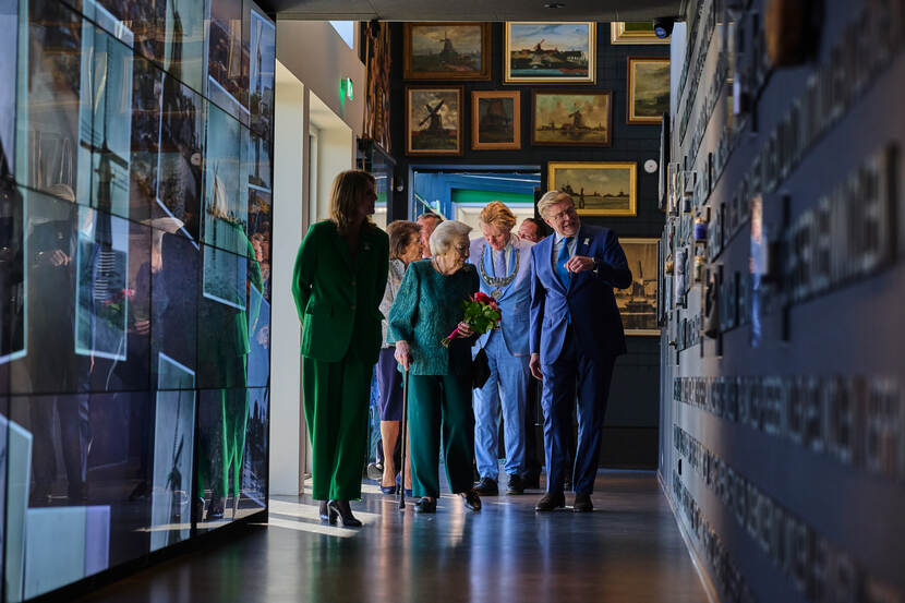 Prinses Beatrix bij viering 100 jaar vereniging De Zaansche Molen