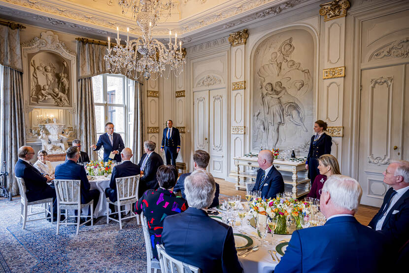 Koninklijk Paar ontvangt Kring van Commissarissen van de Koning