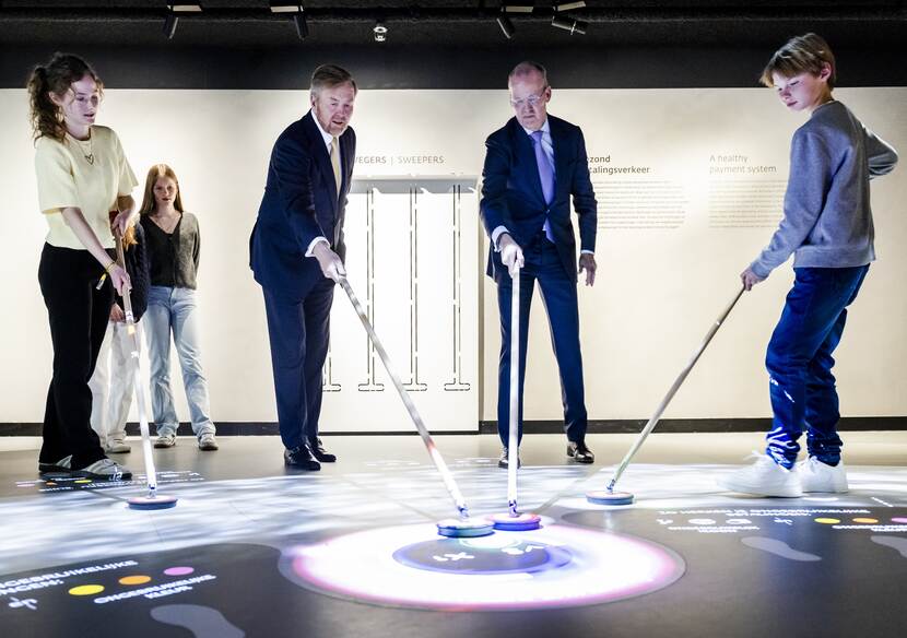 Koning opent vernieuwd hoofdkantoor van De Nederlandsche Bank