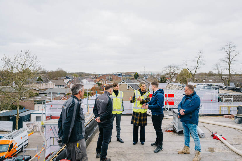 Koningin Máxima brengt werkbezoek aan Uden in het teken van biobased bouwen