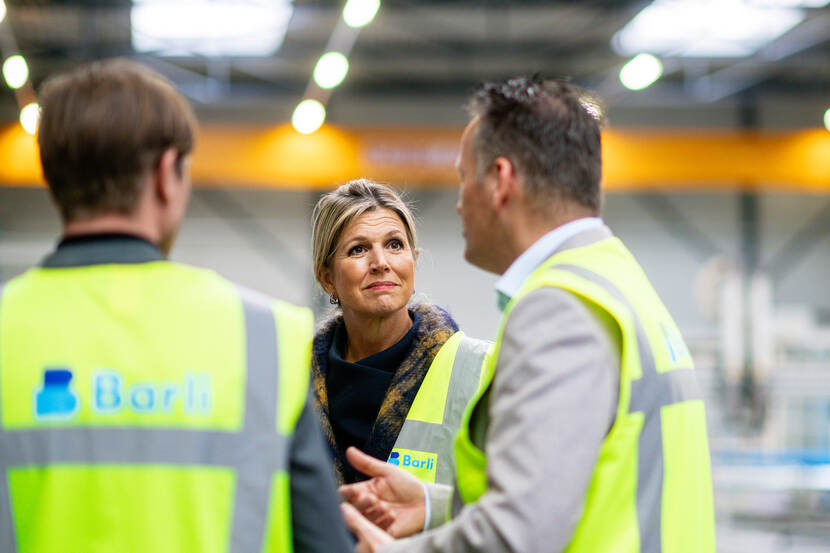 Koningin Máxima brengt werkbezoek aan Uden in het teken van biobased bouwen