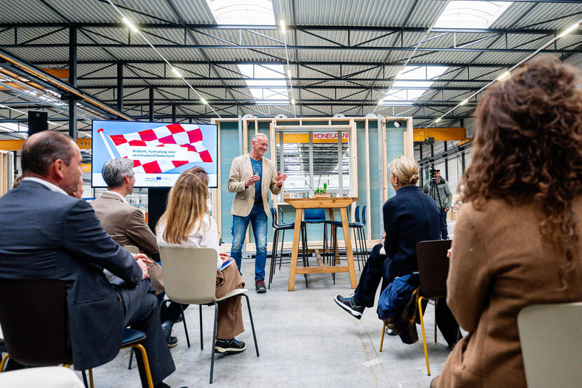 Koningin Máxima brengt werkbezoek aan Uden in het teken van biobased bouwen