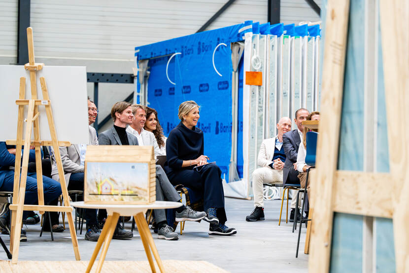 Koningin Máxima brengt werkbezoek aan Uden in het teken van biobased bouwen