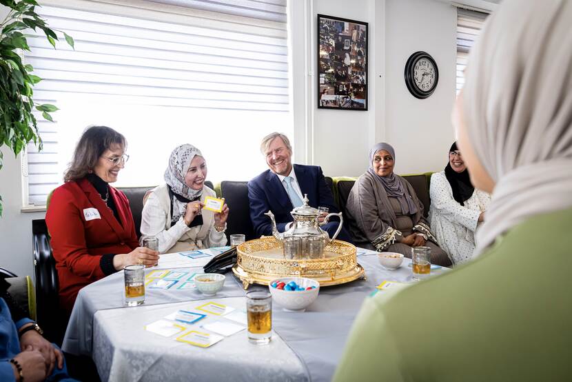 Koning bezoekt winnaar Appeltje van Oranje Al Amal