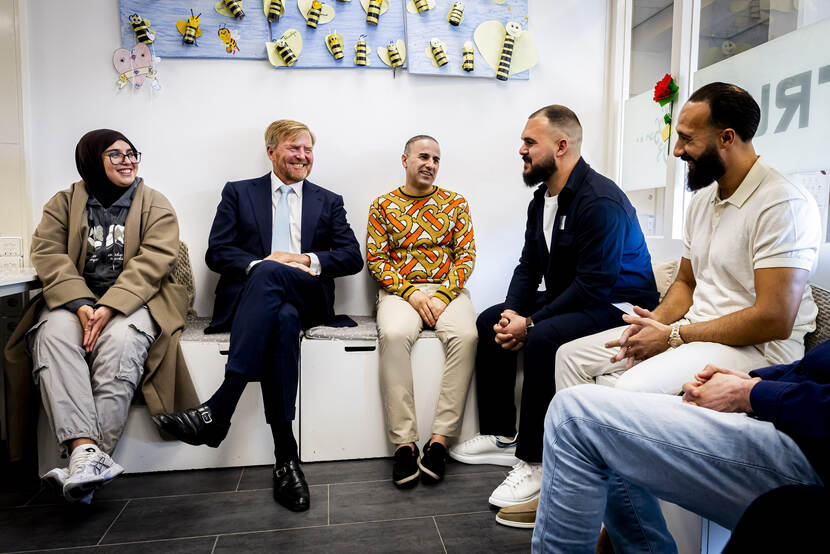 Koning bezoekt winnaar Appeltje van Oranje Al Amal