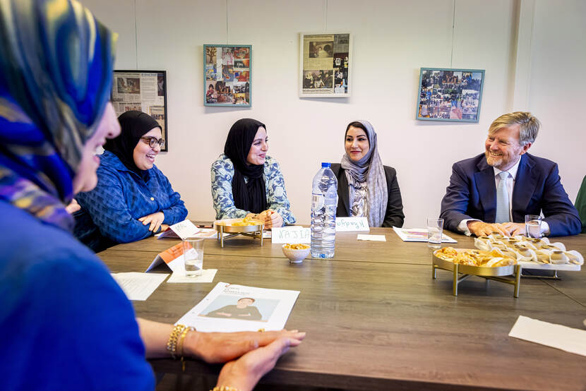 Koning bezoekt winnaar Appeltje van Oranje Al Amal