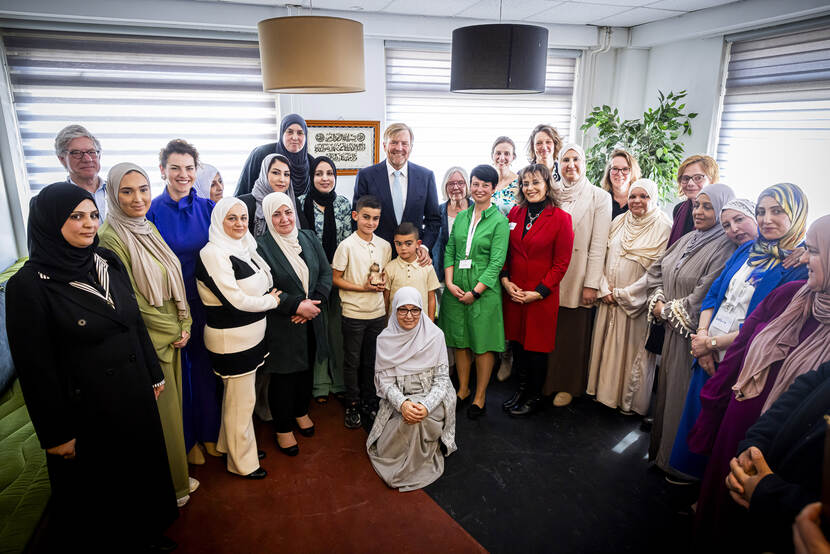 Koning bezoekt winnaar Appeltje van Oranje Al Amal