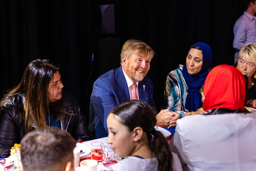 Koning bij Vrijheidsmaaltijd Escamp