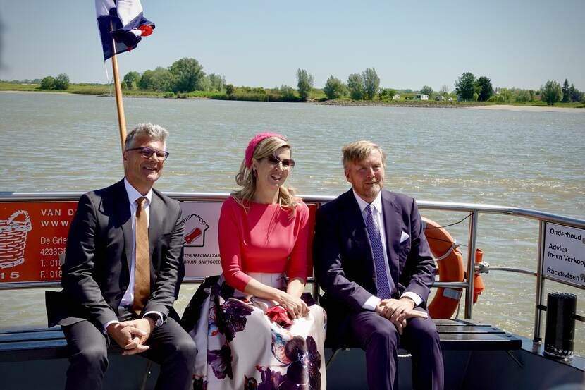 Koninklijk Paar op de voetveer over de Lek