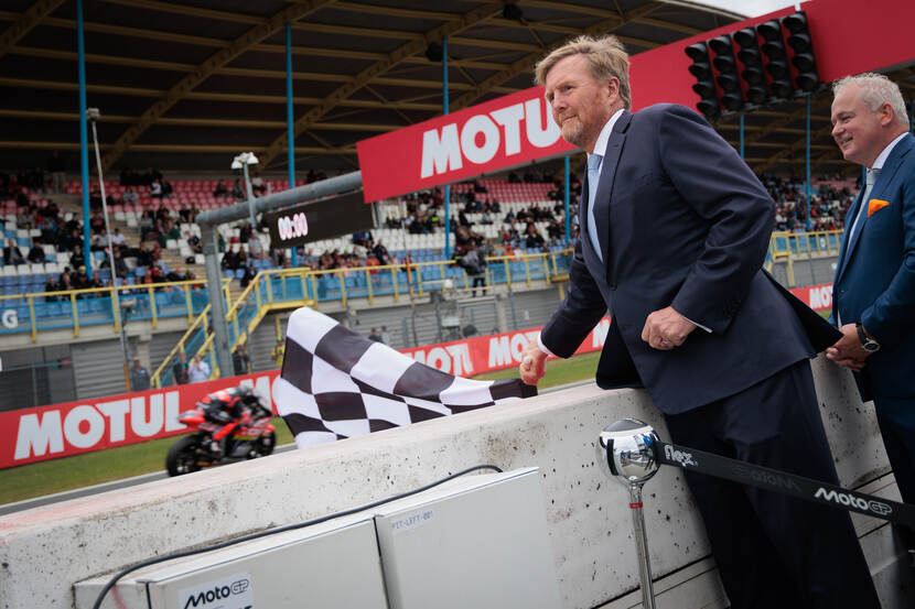 Koning bezoekt trainingsdag 100-jarige TT