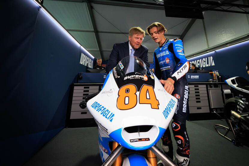 Koning bezoekt trainingsdag 100-jarige TT