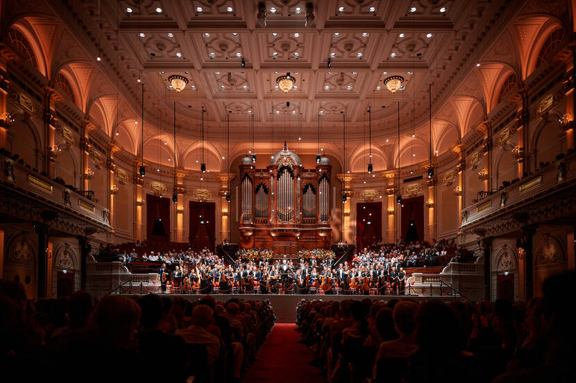 Prinses Beatrix aanwezig bij concert European Union Youth Orchestra in Het Koninklijk Concertgebouw