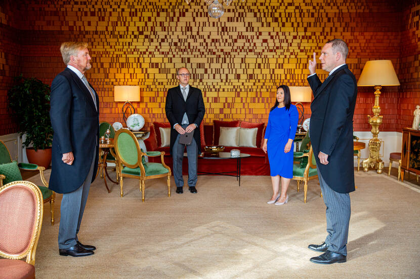 Koning en ambassadeur Ouagadougou beëdiging