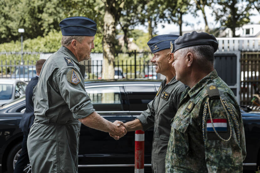 Koning bezoekt Luchtmachtraad bij Commando Lucht- en Ruimtestrijdkrachten