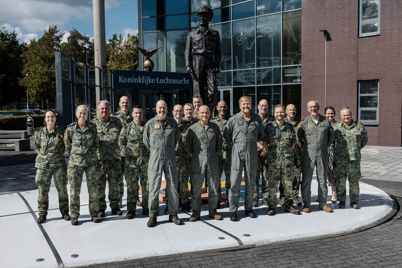 Koning bezoekt Luchtmachtraad bij Commando Lucht- en Ruimtestrijdkrachten