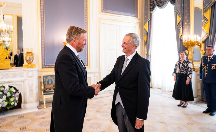 De ambassadeur van België overhandigt zijn geloofsbrieven aan de Koning