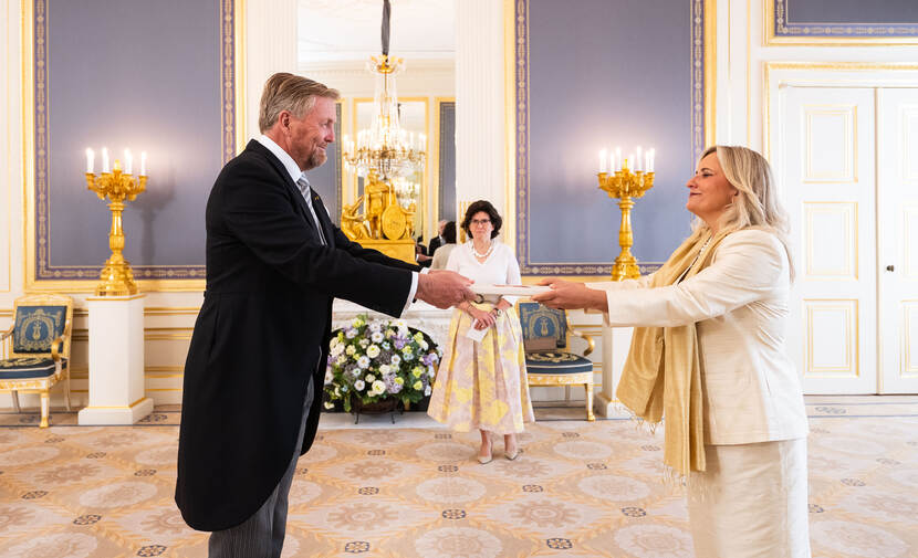 De ambassadeur van Turkije overhandigt haar geloofsbrieven aan de Koning