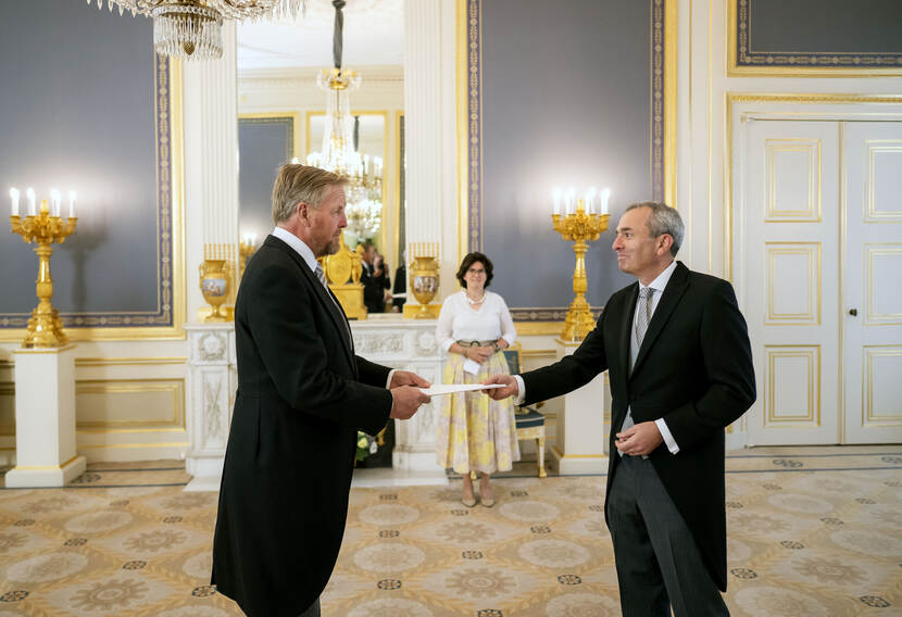 De ambassadeur van het Verenigd Koninkrijk van Groot-Brittannië en Noord-Ierland, overhandigt zijn geloofsbrieven aan de Koning
