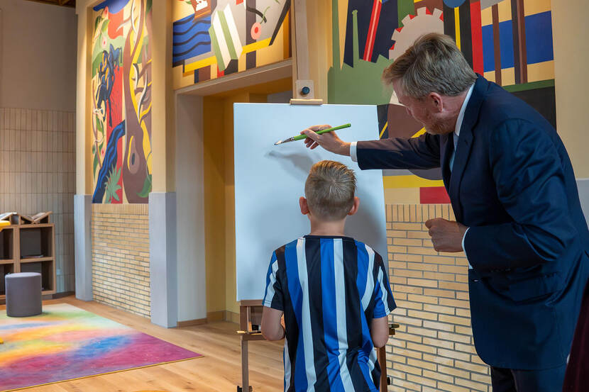 Koning bezoekt Maarhuizen voor behoud cultureel erfgoed in aardbevingsgebied en opent Kunstcentrum De Ploeg in Wehe-den Hoorn