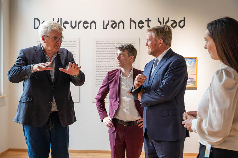 Koning bezoekt Maarhuizen voor behoud cultureel erfgoed in aardbevingsgebied en opent Kunstcentrum De Ploeg in Wehe-den Hoorn